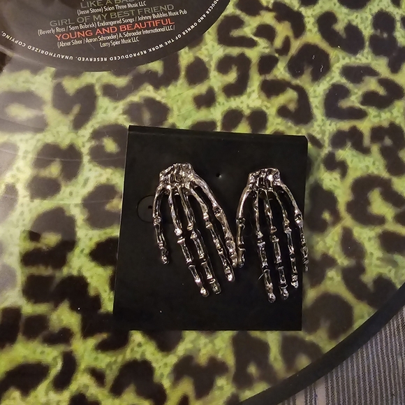 Skeleton Hands Earrings - Picture 5 of 5
